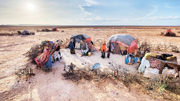 自旱灾爆发，逾千名索马里人流徙到北部的Garadag镇。镇上设有学校、母婴健康中心及取水点，支援邻近20条村的村民。
