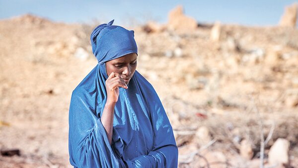 「我们找不到药物或食物给他。」因饥饿及患病，艾茵失去了她两岁的小儿子。站在埋葬了孩子的地方，她一脸愁容。