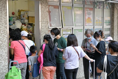 有家庭表示在疫情期间失去生计,更已耗尽积蓄,幸得不同团体提供食物援助,至少可解决最基本的温饱问题。「5公斤的米包,足够我们一家四口食一个月,谢谢你们!」