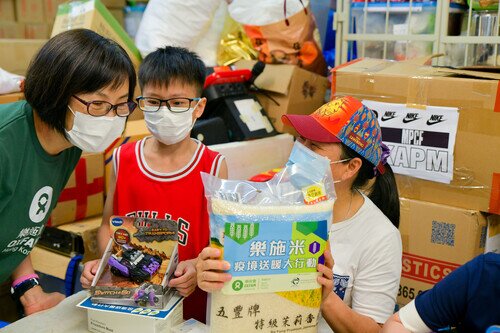 每次送暖行动,我们也会听听街坊诉说疫情下的难处,一起分担生活压力。