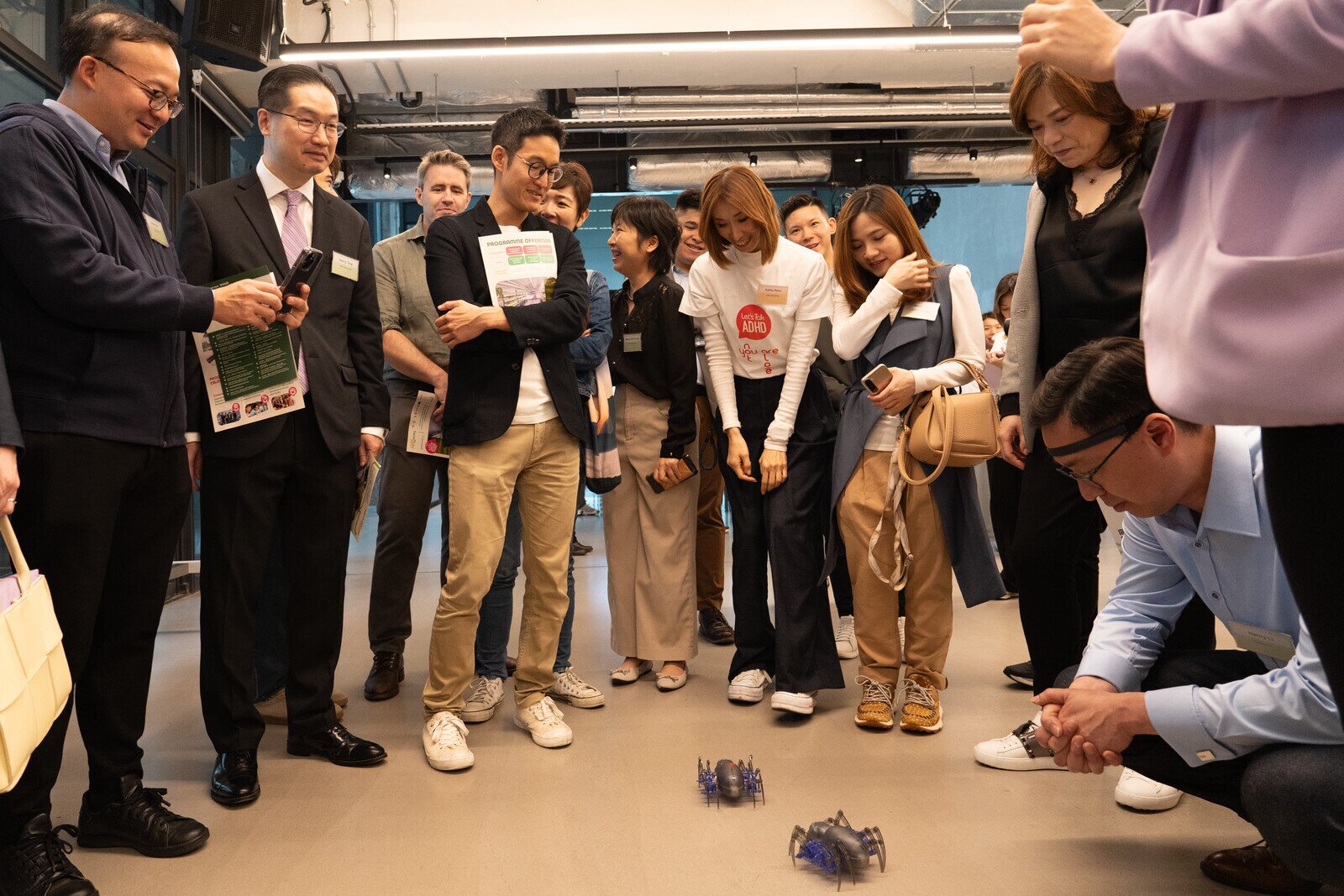 一众主礼嘉宾参观无穷实现室社创项目的展区介绍。