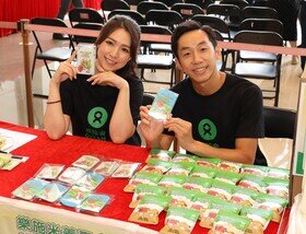 Celebrity Snow Suen (left) and celebrity athlete Rex Tso were selling rice together to support impoverished smallholder farmers.