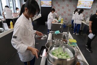 Nine finalist teams from primary and secondary schools gathered at the venue, showcasing their creativity and culinary skills by preparing lunch sets thoughtfully designed for grassroots communities.