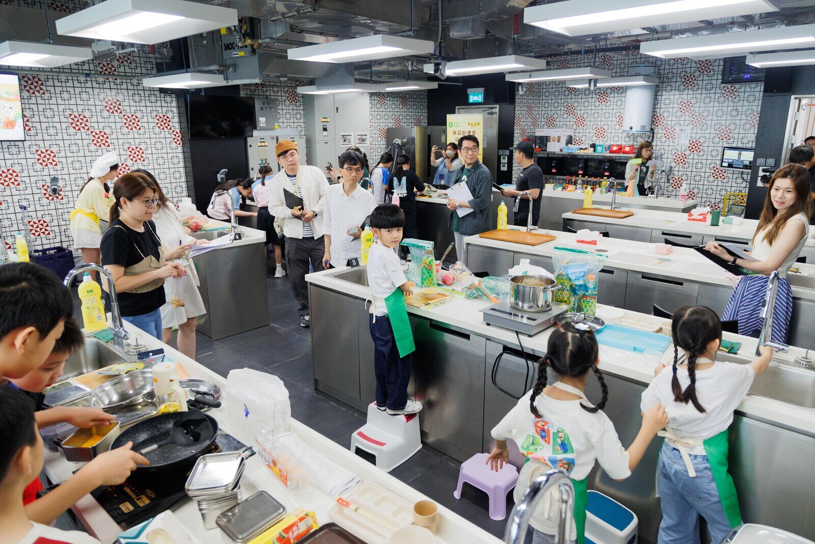 Nine finalist teams from primary and secondary schools gathered at the venue, showcasing their creativity and culinary skills by preparing lunch sets thoughtfully designed for grassroots communities.