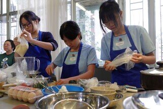 入围决赛的10组中、小学参赛队伍齐集现场，即席发挥创意与厨艺，展示他们为基层群体精心设计的午膳套餐。