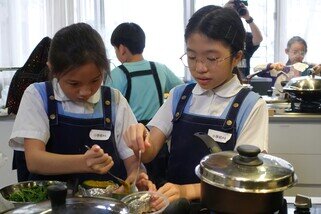 入围决赛的10组中、小学参赛队伍齐集现场，即席发挥创意与厨艺，展示他们为基层群体精心设计的午膳套餐。