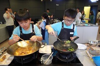 入围决赛的10组中、小学参赛队伍齐集现场，即席发挥创意与厨艺，展示他们为基层群体精心设计的午膳套餐。