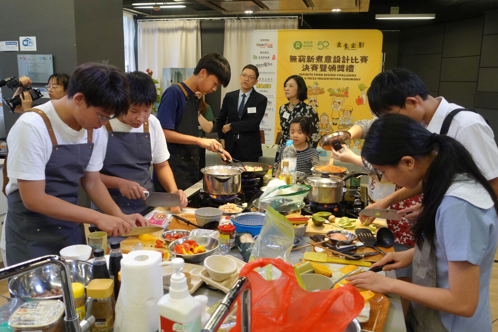 入围决赛的10组中、小学参赛队伍齐集现场，即席发挥创意与厨艺，展示他们为基层群体精心设计的午膳套餐。