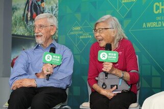 香港樂施會創會成員之一David Hodson及創會時期重要貢獻者Anne Hodson分享昔日樂施會初期的面貌，並寄語新一代無論世界如何改變，扶貧最重要是聆聽有需要人士的聲音，並一起行動。