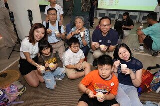 參加者席地而坐體驗「貧餐」，感受貧富差距的無奈。