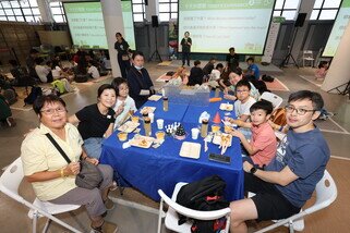 參加者在餐桌上享用豐富的「富餐」，有些小朋友選擇與其他人分享。