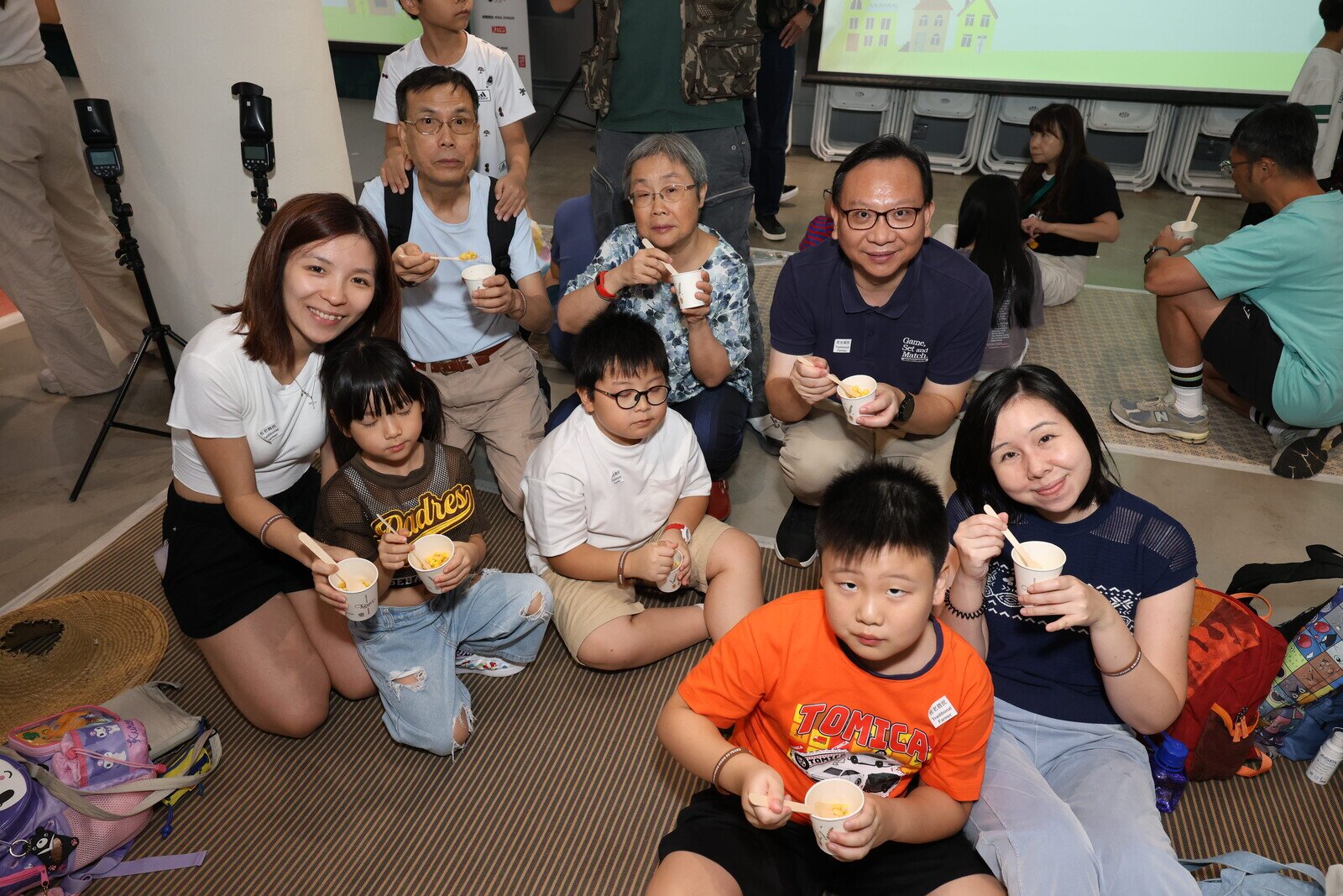 參加者席地而坐體驗「貧餐」，感受貧富差距的無奈。
