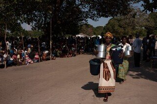 Oxfam distributed hygiene kit, household kit and shelter sheeting to 584 households in Landinho Resettlement Centre in Maganja da Costa District in Mozambique. (Photo: Ko Chung Ming / Oxfam Volunteer Photographer)