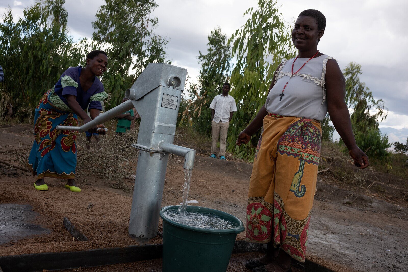 The boreholes enable families to access safe water. Before the construction of the borehole, Mary Gawani needed to walk two hours to collect water. “I am glad that I can now spend more time with my children and take care of our house instead of the long trek to collect water,” says Mary Gawani. (Photo: Ko Chung Ming / Oxfam Volunteer Photographer)