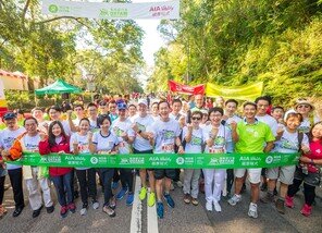 Close to 30 business leaders, including Bernard Chan, Oxfam Trailwalker Advisory Committee Chair (first row, eighth from the left); Cheung Yuk-Tong, Council Chair of Oxfam Hong Kong (first row, third from the right); Peter Crewe, Chief Executive Officer of AIA Hong Kong & Macau (first row, sixth from the right); Bonnie Tse, General Manager, Business Strategy and Marketing, AIA Hong Kong & Macau (first row, third from the left); and Jim Jan Zen, Chief Agency Officer, Agency Distribution, AIA Hong Kong & Macau (second row, sixth from the left), joined the ‘Oxfam Trailwalker 2017 – Leaders Against Poverty Walk’ on the first day of the event. AIA Vitality is the Principal Sponsor of Oxfam Trailwalker 2017.