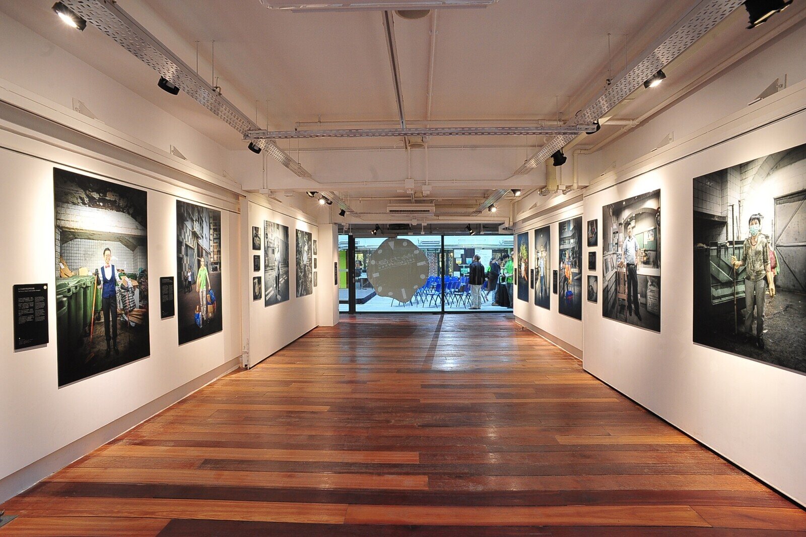 「劳力是……#穷得只剩份工」 视觉艺术展现已开幕，由即日至1月27日在赛马会创意艺术中心举行，免费入场，欢迎公众参观。