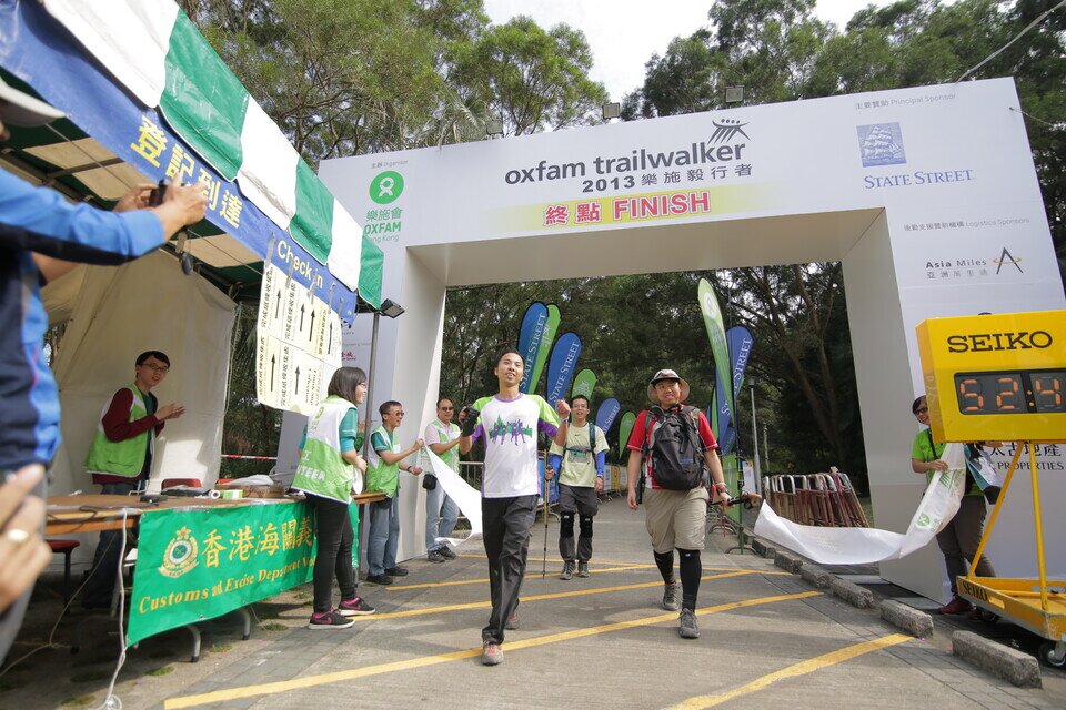 Oxfam Trailwalker 2013 ended successfully this afternoon when the last team crossed the finish line in Yuen Long at 1:47pm today, completing the 100km trail in 47 hours 47 minutes. Dr. Stephen Fisher, Director General of Oxfam Hong Kong, greeted the teams at the Finish Point.