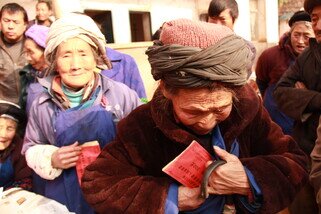 Oxfam provides cash relief to quake-affected elderly in Yunnan