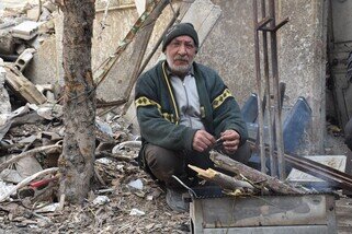 66歲的Mohammad住在古塔大馬士革（Ghouta Damascus‎）的東面，他身後的家園因戰火而變成頹垣敗瓦。戰火亦令國內的水電設施遭到嚴重破壞。樂施會現為Mohammad所住的社區提供應急食水。（攝影︰Dania Kareh / 樂施會）