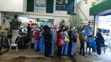 On 7 February, Oxfam Hong Kong and its partners distributed masks to street cleaners to make sure they are better protected.