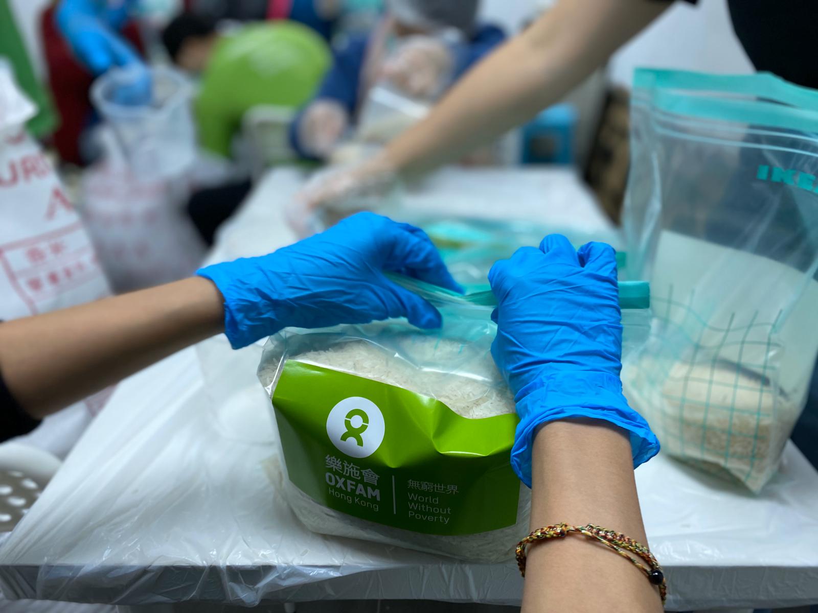 Oxfam Hong Kong staff and volunteers divided the six tons of rice into 2 to 2.5 kg packages within a few days, and immediately transported them to our partner organisations’ distribution points in various districts, so people from low-income families could benefit from the distribution as soon as possible.