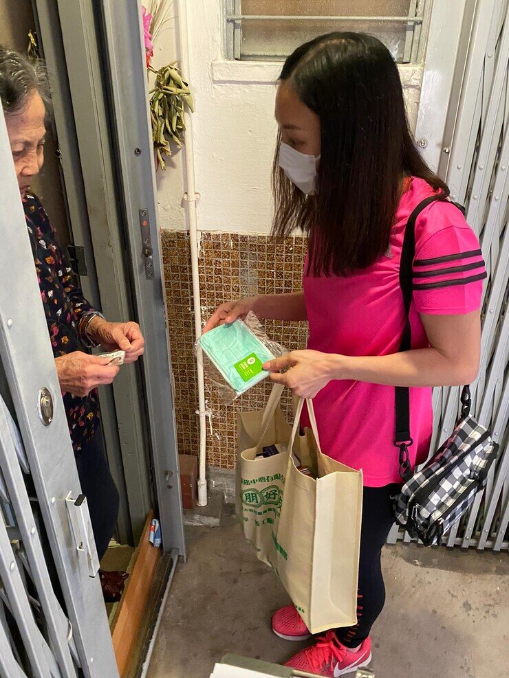 Many seniors from poor families were grateful when our partners visited them and gave them masks, as many of them avoid going out so they can use fewer masks.