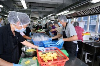 有营餸包由社会企业「共厨家作」的家厨（多数是基层妇女）负责清洗、处理和包装，计划目前聘用的家厨均是受疫情影响而失业或停职的或人士，目前有约20位家厨参加计划。