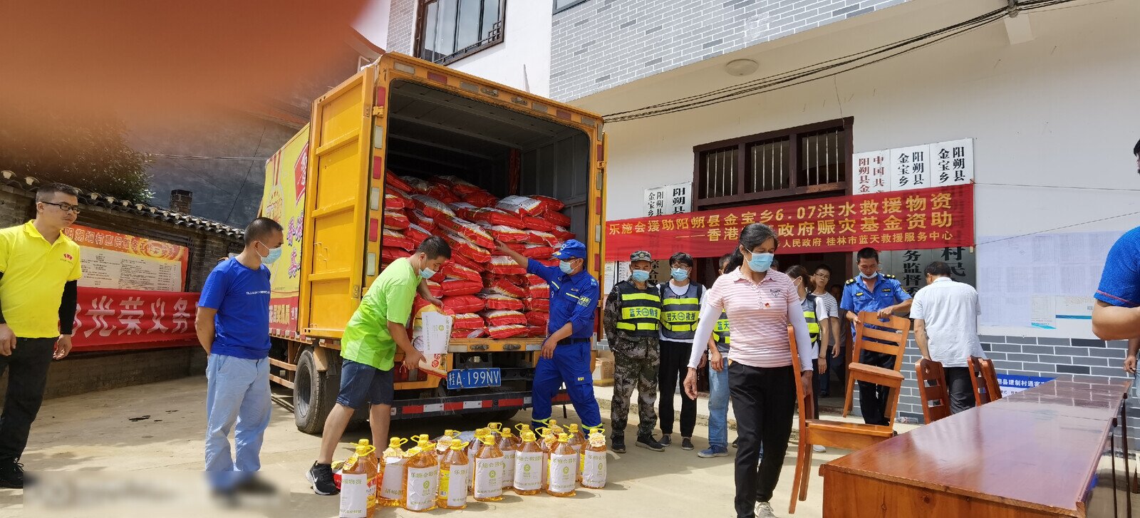 We are distributing rice and cooking oil to survivors in Jinbao Township, Yangshuo County.