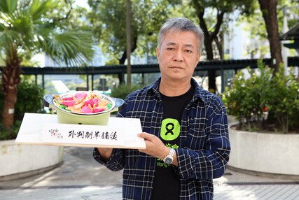 Image of 樂施大使廖偉雄響應「公平咩」活動與清潔工友交流打氣　呼籲關注香港不公平狀況