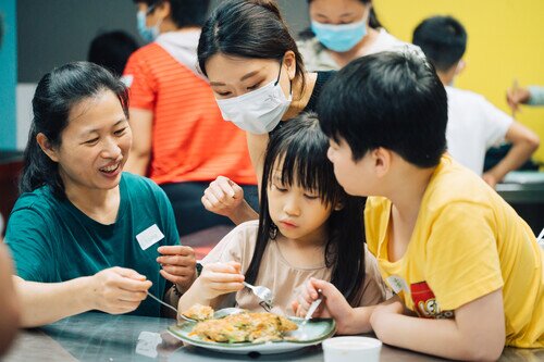 Cherry和子女參加了兩次親子烹飪班,即使小朋友本來不愛吃這些食物,他們也覺得自己煮的東西特別好吃,例如阿妹平時一點都不會吃紅蘿蔔,但她沒有特別挑出來,還吃得很高興。